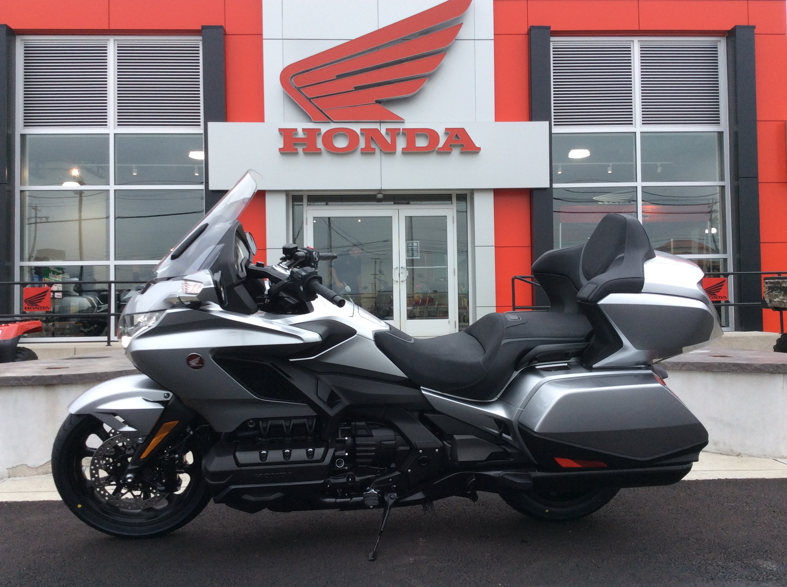 2025 Honda GOLDWING TOUR AUTOMATIC DCT - Photo 2